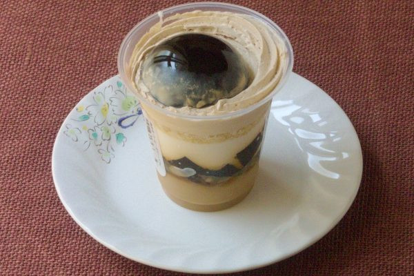 コーヒー色のモノトーンで構成された多層パフェ。