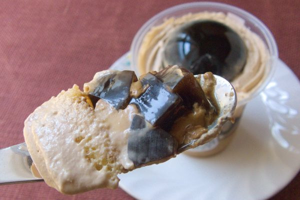 トッピングの下にはスポンジ、角切りゼリー、そしてコーヒープリン。