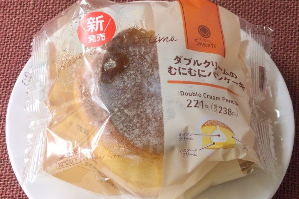 ホイップとカスタードのWクリームを詰めた厚焼きパンケーキ。