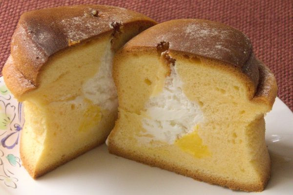 きめ細かな生地の中には純白のホイップと黄色いカスタード。