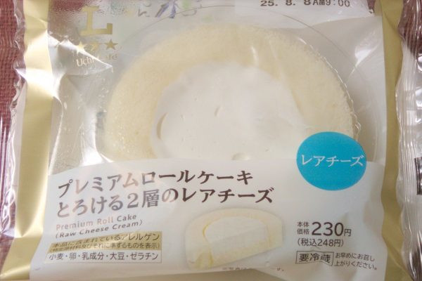 2層のとろけるレアチーズが楽しめる、ふんわり生地のロールケーキ。