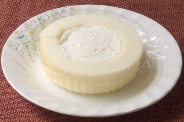 白っぽいふんわり生地が取り囲む中には純白レアチーズ。