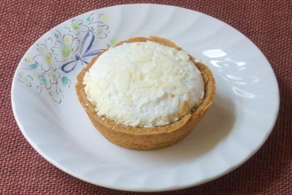 鉢の開いたタルト台にこんもり盛られた純白クリーム。