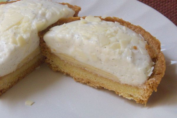 バニラシード入りのホイップの下には黄色いカスタード。