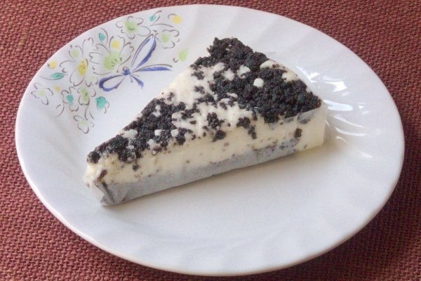 白いバニラムースに黒いココアクッキーがちりばめられたホルスタイン柄。