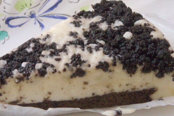 黒いクッキーが埋め込まれたバニラムースの下にはココアスポンジ。