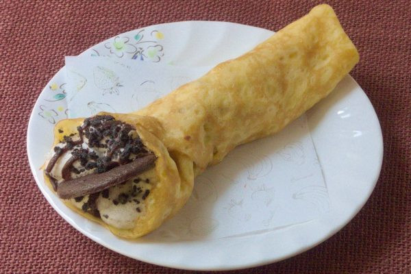 薄手のクレープ生地に包まれた、たっぷりクリーム。