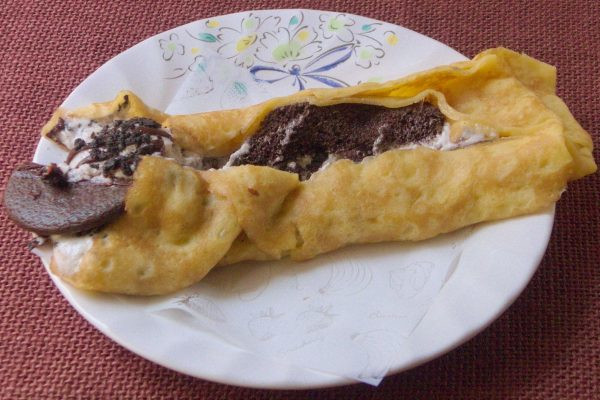 クレープの中にはたっぷりホイップとココアスポンジ。