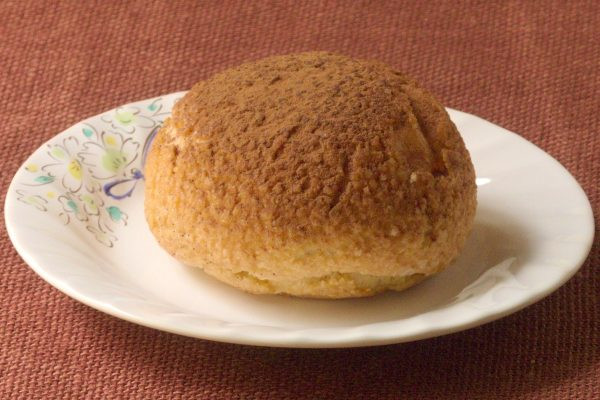 ザラっとしたクッキー生地をかぶせてある、半球形のクッキーシュー。