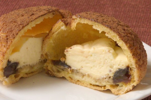 ザクザクシューの中にはマスカルポーネクリームとコーヒーシロップ。