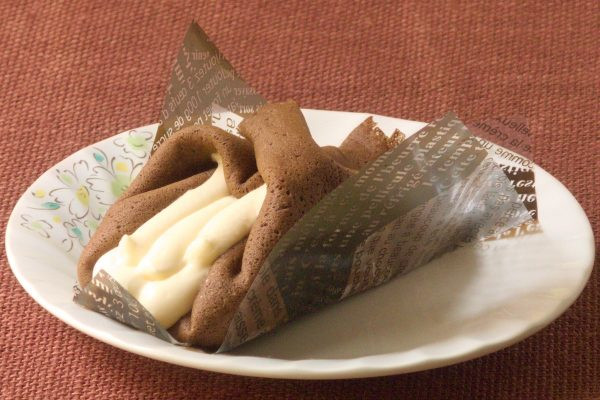 チョコ色のクレープ生地で、たっぷりのクリームを包んであります。
