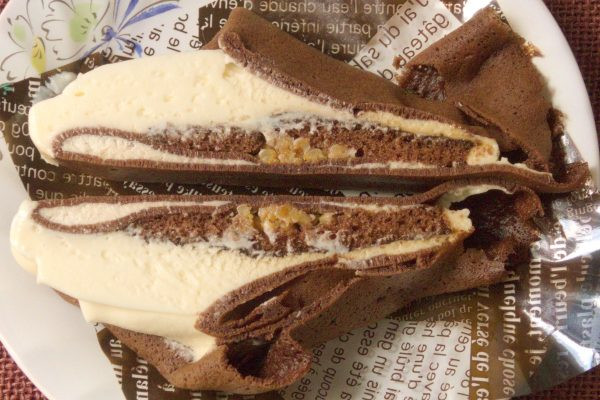 中までたっぷりマスカルポーネ、底に敷かれたスポンジとクランブル。