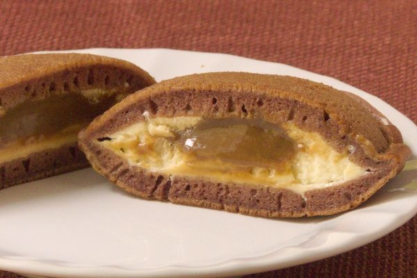 ぽってりマスカルポーネクリームの中に、とろりコーヒークリーム。