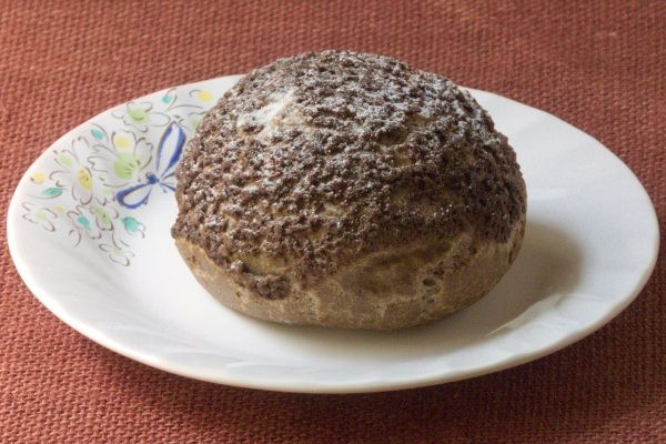 ザラっとした肌の球形シュー。