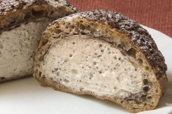 シューの中にはクッキー入りのクリームが充満しています。