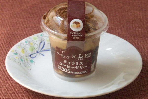コーヒーとミルクの2種ゼリーに、カフェラテソースとティラミスクリームを合わせたカップスイーツ。