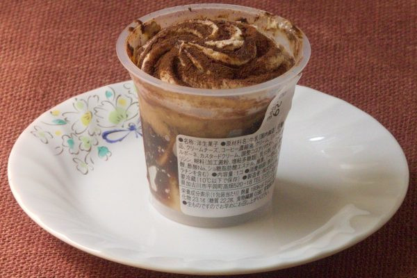 カップの中は渦巻くように絞り出されたティラミスクリーム。
