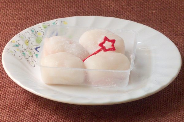 うっすらピンクが透けて見えてるひとくち大福。