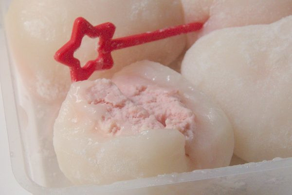 やわやわおもちの中にはぽってりいちごレアチーズ。