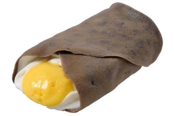 プリンクリーム、ミルククリーム、みたらしソースをココア生地で包んだクレープ。