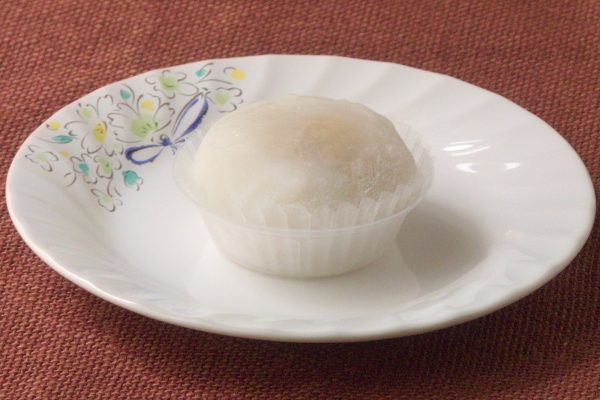一見すると大福のような、打ち粉をかぶった白い生地。