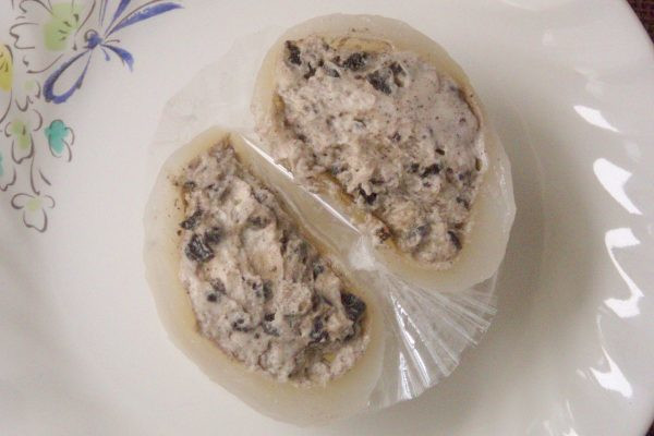 もちもちわらびの中はたっぷりクッキー&クリーム。