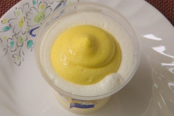 カップの中は白いホイップとその中央に黄色いカスタード。
