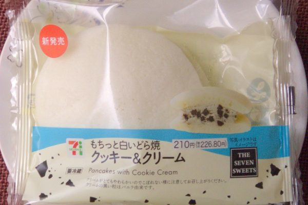 ココアビスケットを混ぜ込んだバニラクリームを白いもちもち生地で挟んだどら焼き。