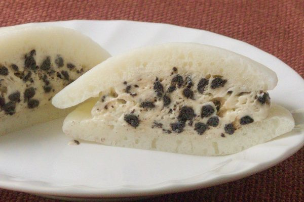 生地の間にクリームもクッキーもてんこ盛り。