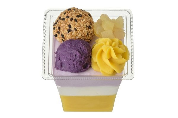 芋ようかん、みるくムース、紫芋ムースを重ね、2種の芋あんと胡麻団子、シロップ漬けリンゴダイスを盛りつけたパフェ。