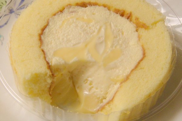 ホイップの下にはとろりとまたカスタード。