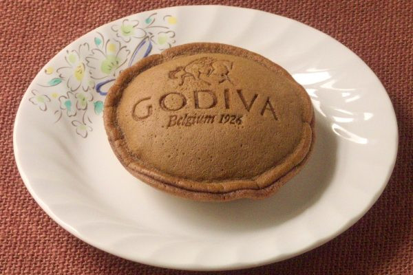 こげ茶色の生地をふちでぴっちり閉じ合わせたいつものスタイル。