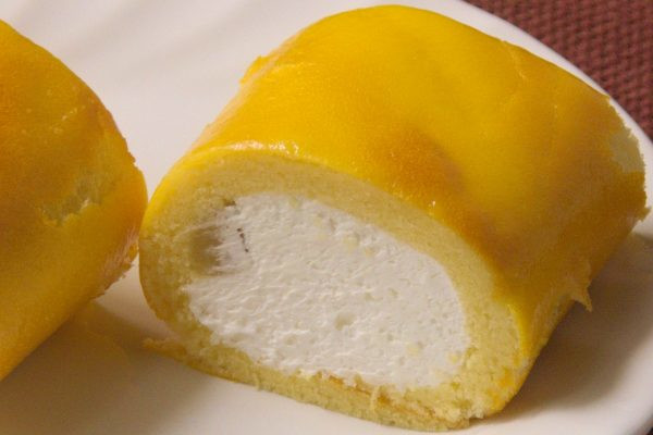 純白のホイップと共に、芋あんが巻き込まれています。