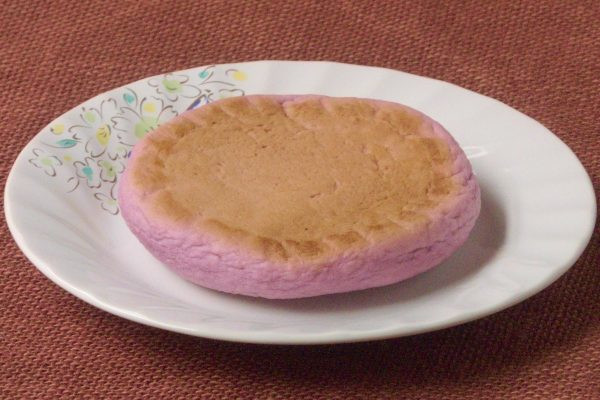 きれいな焼き目が付いた、薄紫の円盤状生地。
