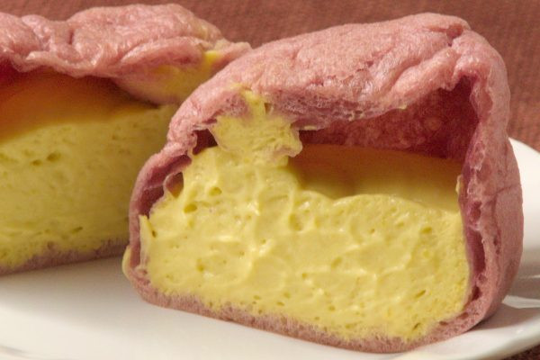 薄手の皮の中には黄金色のクリームがたっぷり。