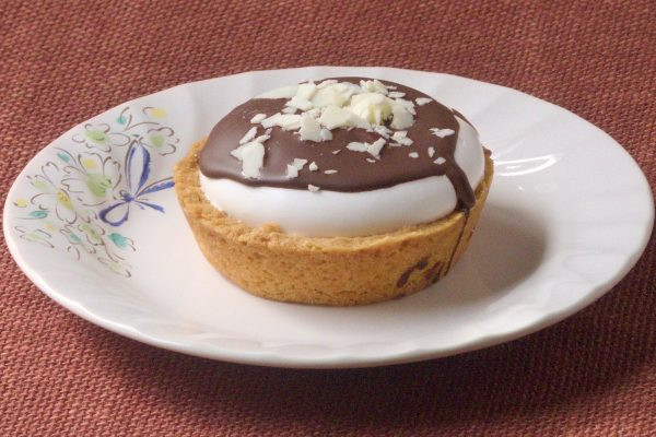 タルトにこんもり盛りつけられた純白のマシュマロ。