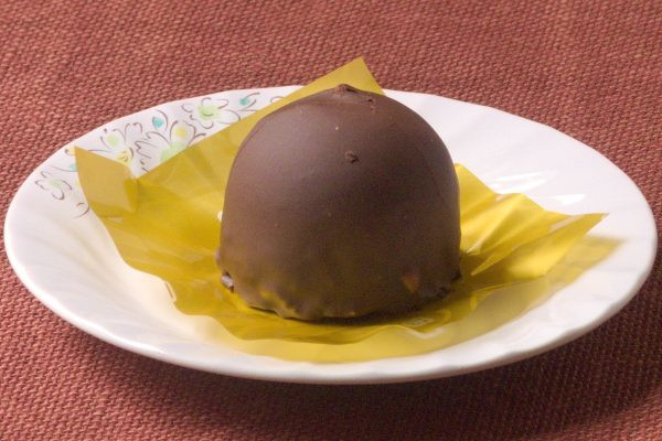 まさに文字通り、チョココーティングされたドーム状のケーキ。