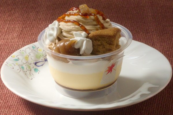 カップの中にはマロン生地、マロンペースト、そしてモンブラン風の渦巻きマロンクリーム。