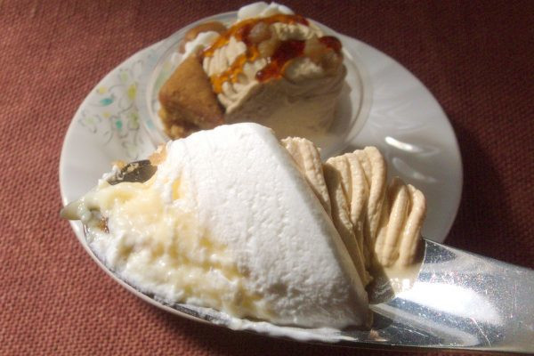 トッピングの下はふわとろクリーム＆プリン。