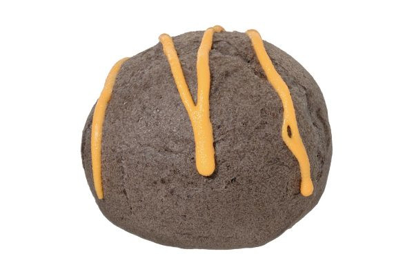 かぼちゃクリームを黒いもこ生地に詰め、オレンジ色のチョコを線掛けしたシュー。