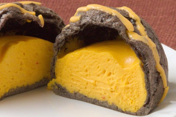 シューの中にも黄金色のクリームがたっぷり詰まっています。