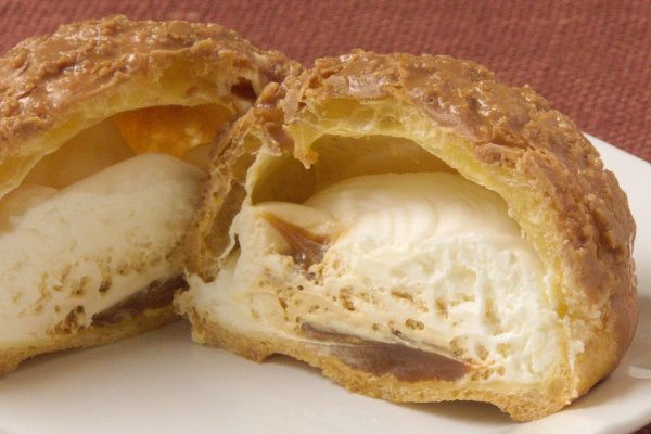 ぽってり白いクリームの下には、とろりキャラメルクリームが敷かれています。