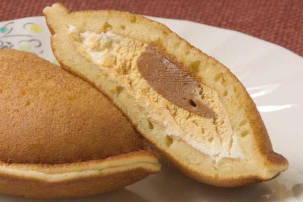 しっとり生地の中には純白ホイップと茶色のキャラメルソース。