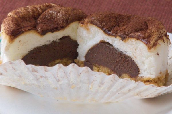 ふんわりマシュマロの中には生チョコ、底にはザクザクビスケット。