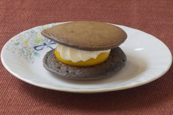 しっかりココア風味の焦げ茶色の生地。