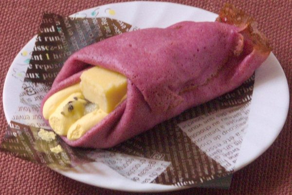 紫色の生地で黄金色のフィリングを包んだクレープ。