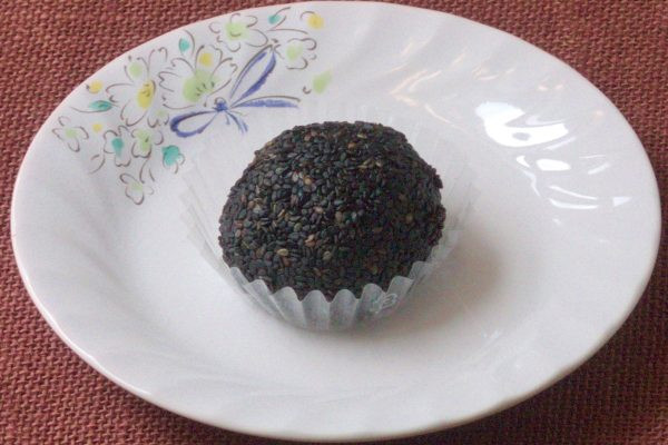 全体にまんべんなく黒ごまをまぶしつけられた団子。
