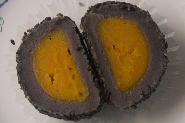 しっかり黒い団子の中には半熟卵黄のようなかぼちゃあん。