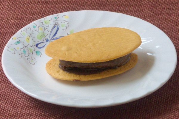 薄手のビスケットで分厚いチョコクリームをサンド。