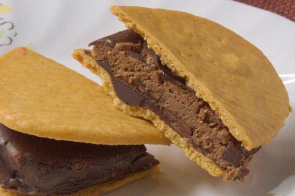 ビスケットの間でパリッとチョココーティングされたチョコクリーム。
